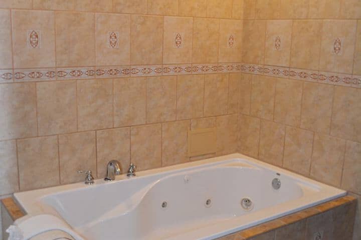 Jetted tub