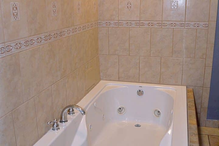 Jetted tub